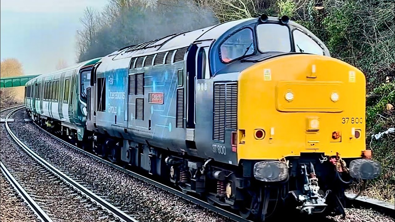 ROG Class 37 37800 Powers through Pontefract Baghill station 