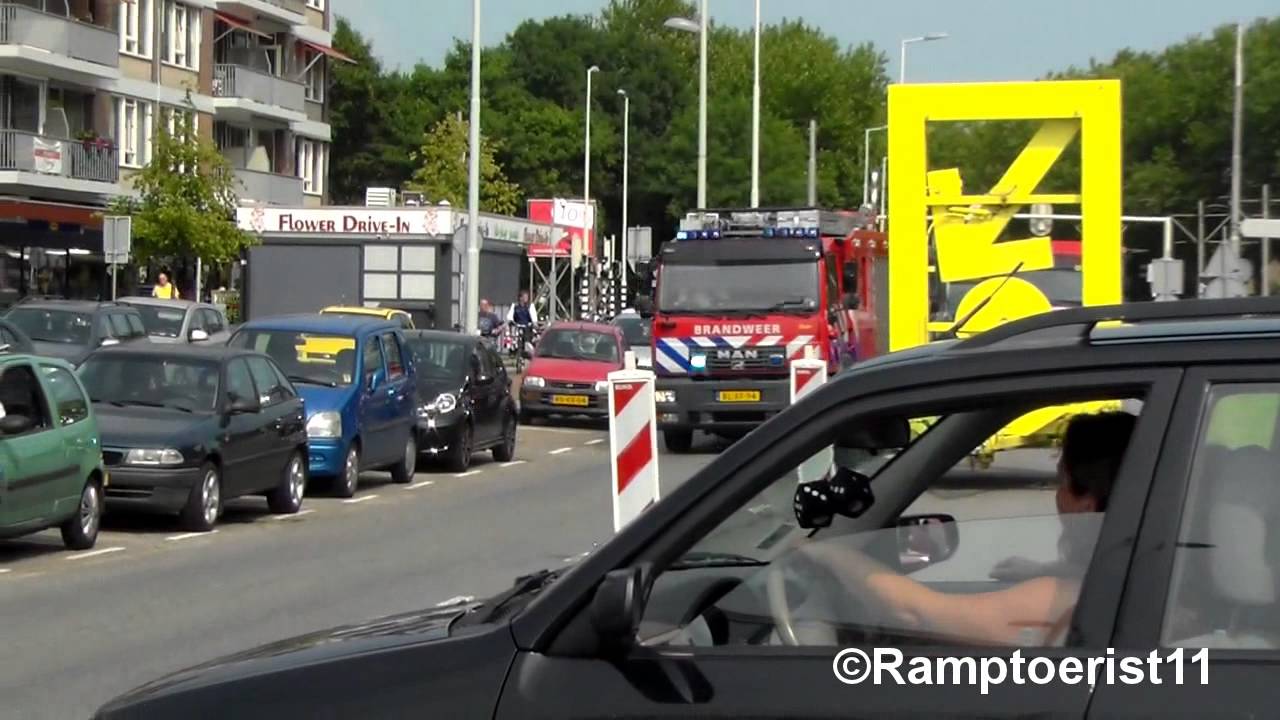 Brandweer SI44-0 OD90-1 TS46-1 HV46-1 en Politie met spoed naar Gaslucht Spinozaweg Rotterdam.
