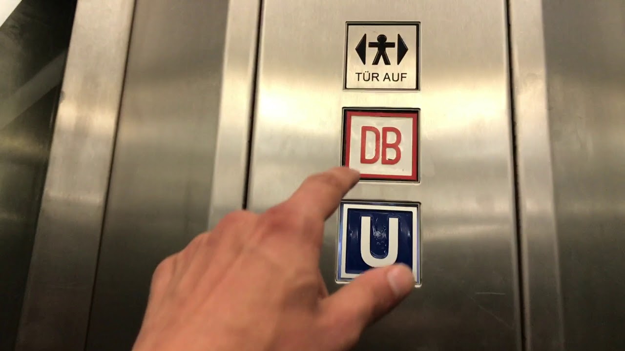 Grosser R/S Aufzug im Kölner Hauptbahnhof (Zur U-Bahn)
