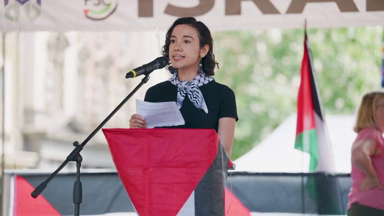 Британско-палестинская актриса Сара Ага выступает на Национальном марше за Палестину