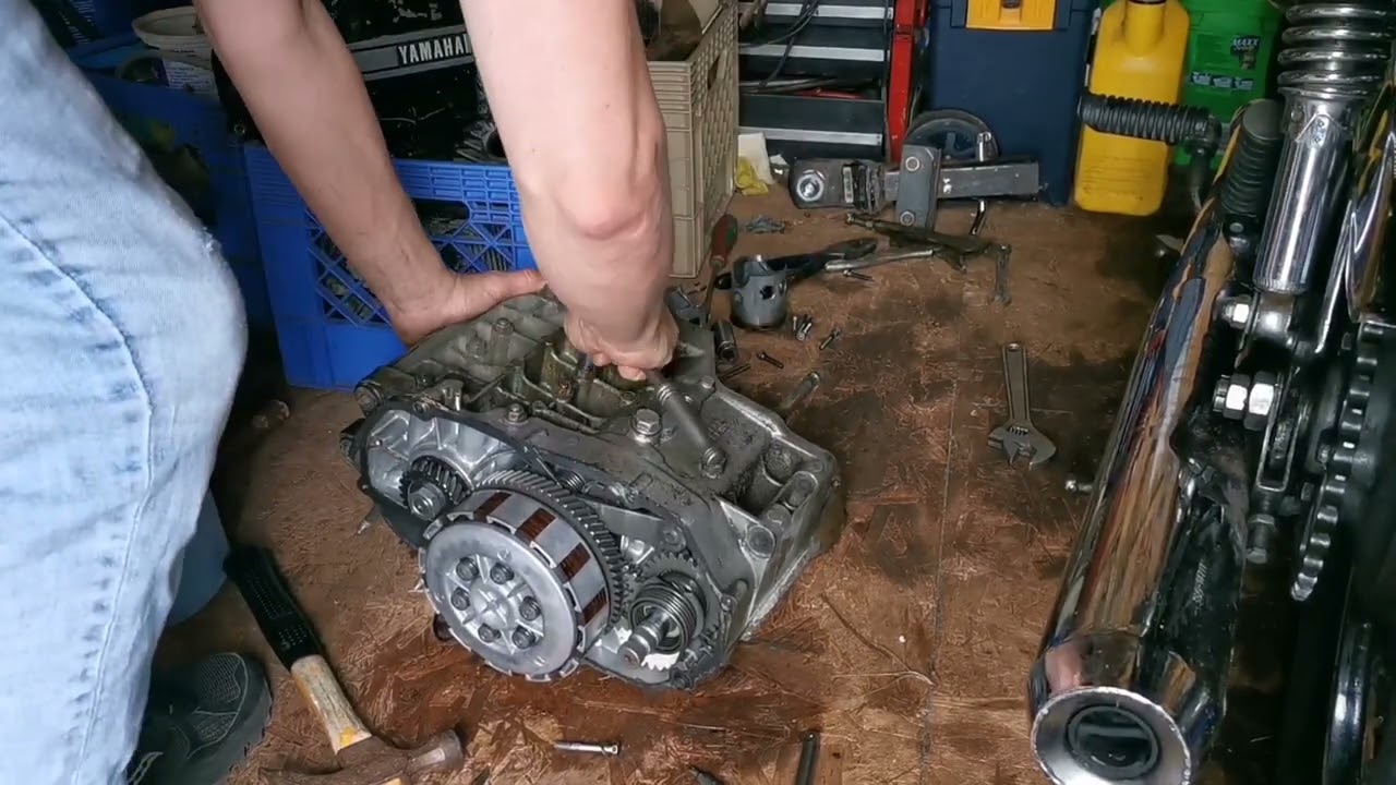 How to tear down and rebuild a Yamaha Rd350 1973-1975 engine part 1 disassembly