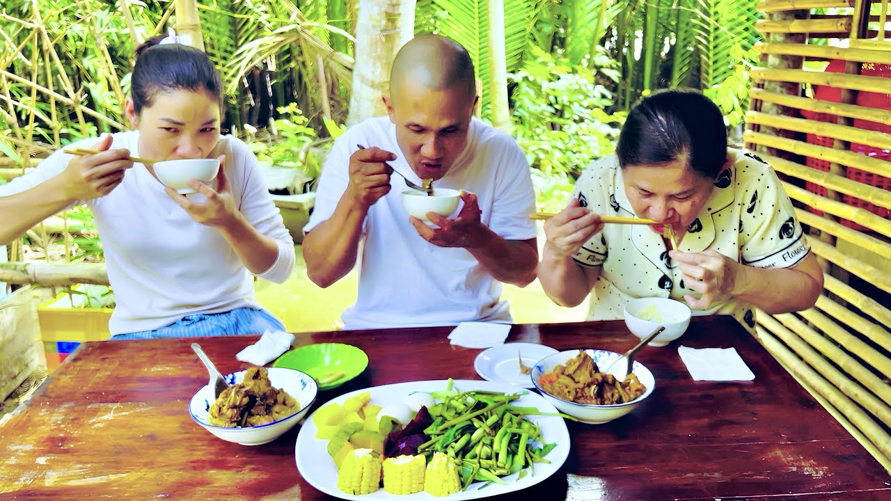 Bữa Cơm Gấp Gáp Ngày Tết Nhà Thánh Lầy