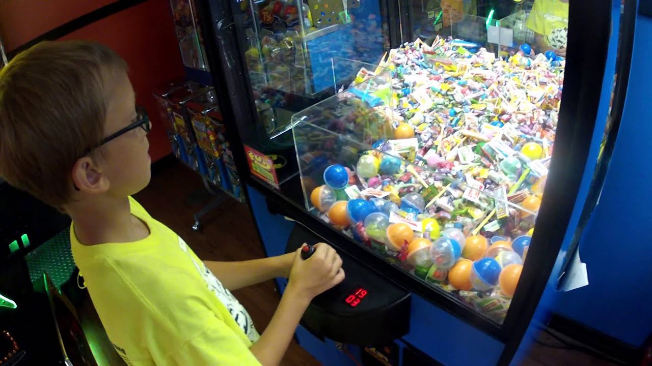 #97 WINNING at the claw machine! CANDY CLAW!