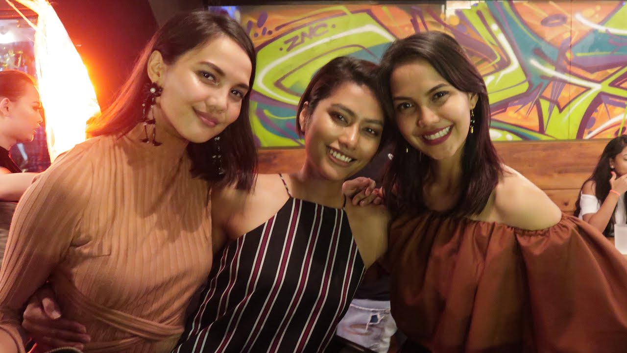 MAIN BILLIARD LAWAN SHIKIN GOMEZ DI SINGAPORE | Valerie & Veronika