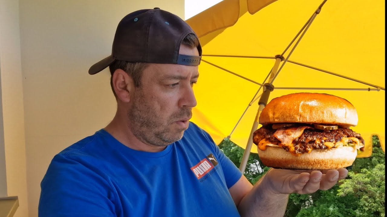 Burger grillen auf dem Balkon