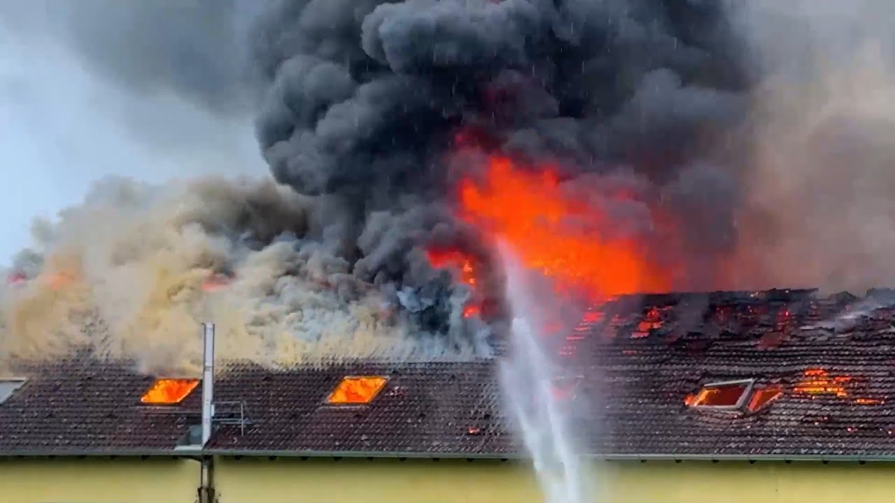 Flammen-Inferno bei Schweitenkirchen: Dachstuhl steht lichterloh in Brand