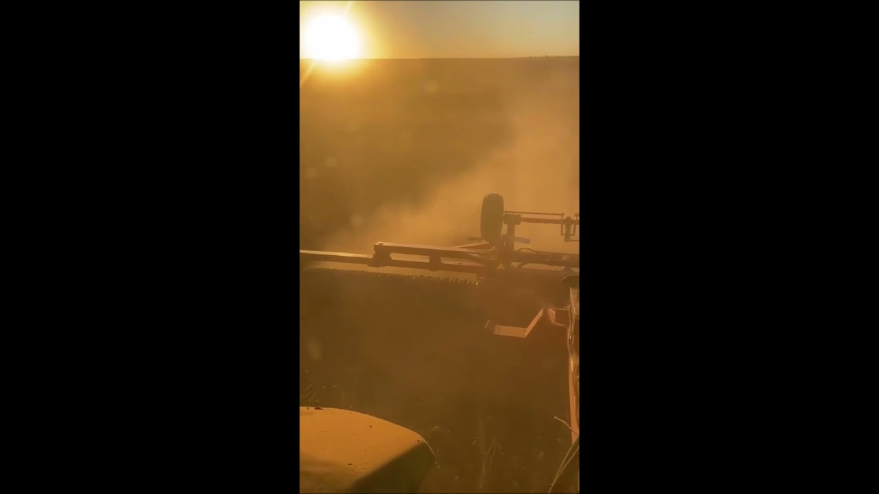 John Deere 8300 pasando el rodillo en la provincia de Le&oacute;n