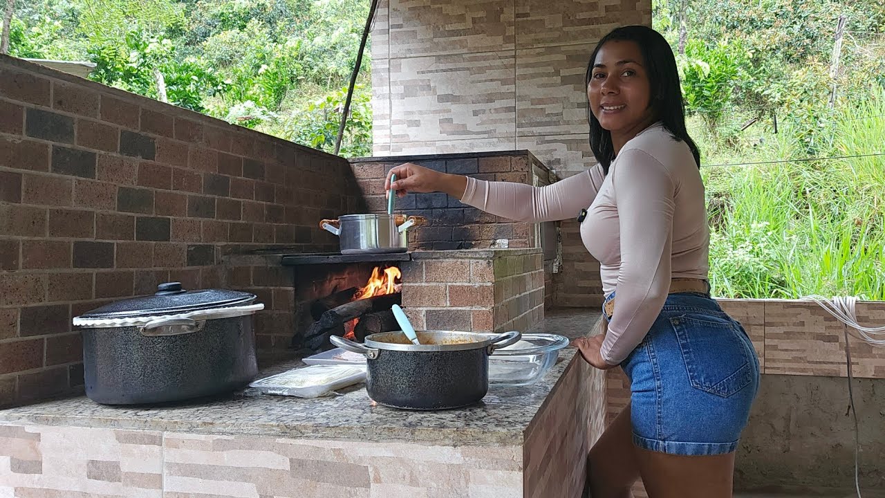 Dia de chuva 🌧 na roça / Preparei lasanha caipira no fogão de lenha.😋
