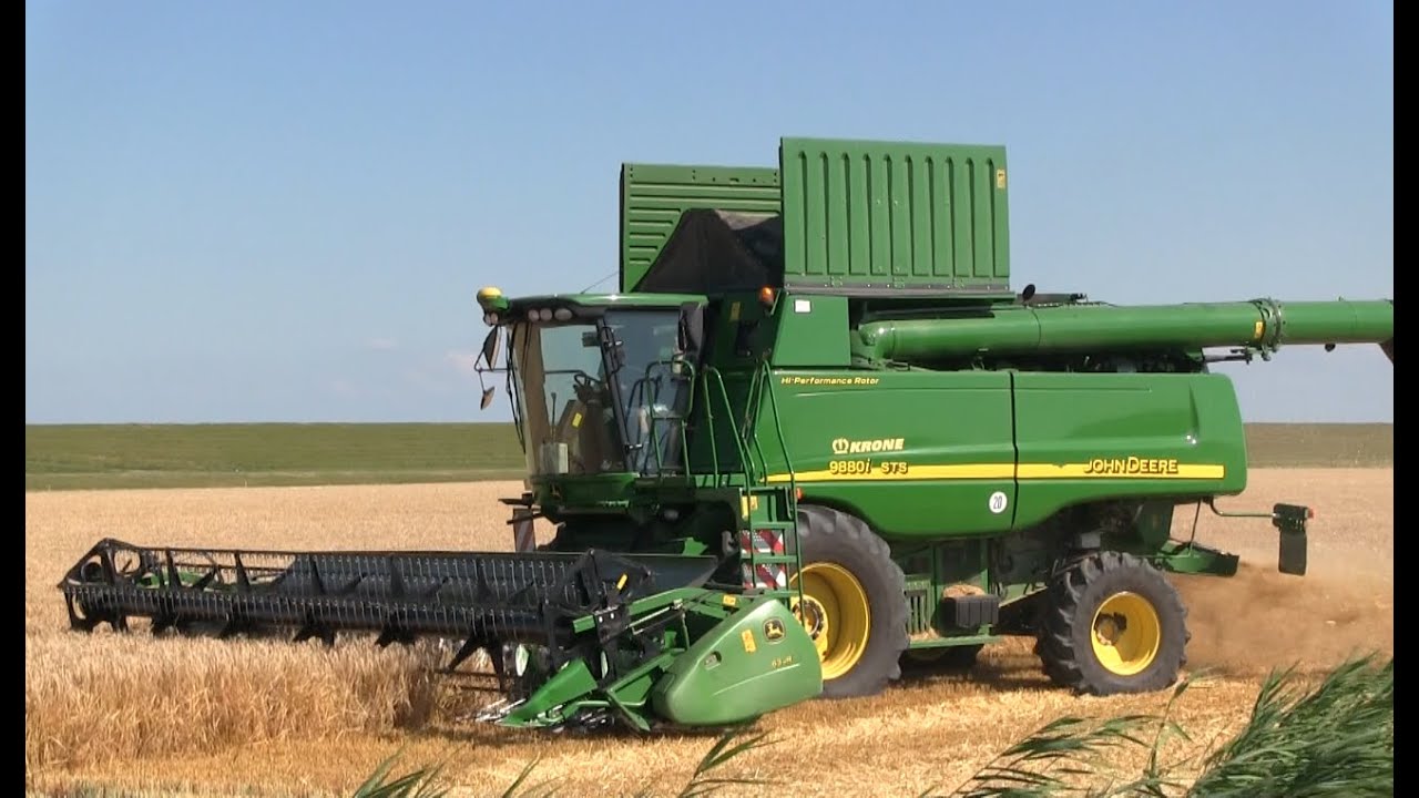 Landbouwb. Bakker in de gerst met John Deere 9880i STS