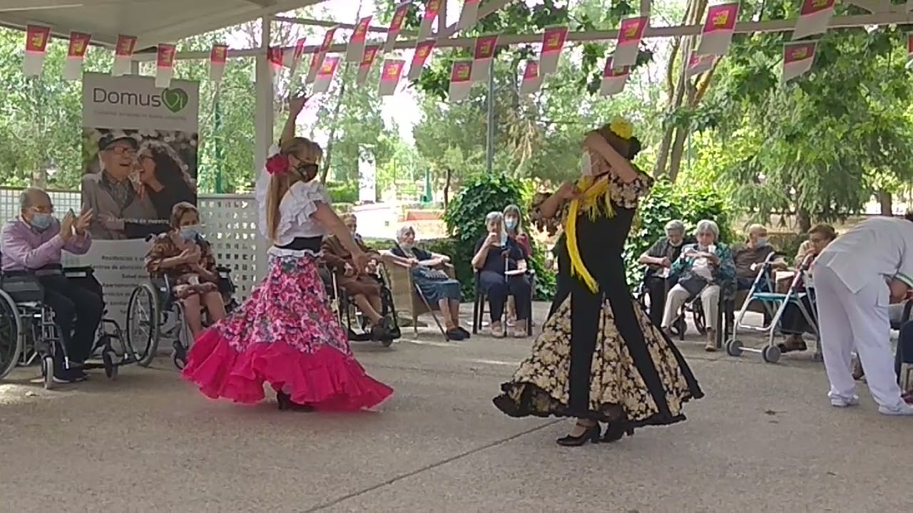 SEVILLANA a la puerta de Toledo ...