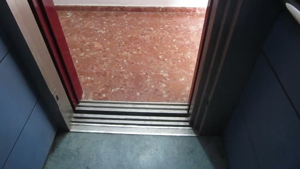 ORIGINAL Thyssen Serie F lift at Residencial Nuevo Siglo, Portal 4
