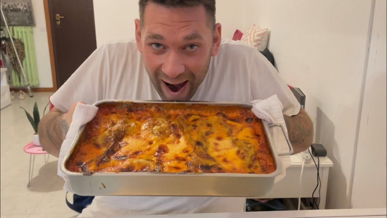 EATING SHOW MUKBANG ITA CON 2 MEGA PIATTI LASAGNE VERDI AL RAGÙ FATTE DA MIA MOGLIE! TROPPO BUONE!