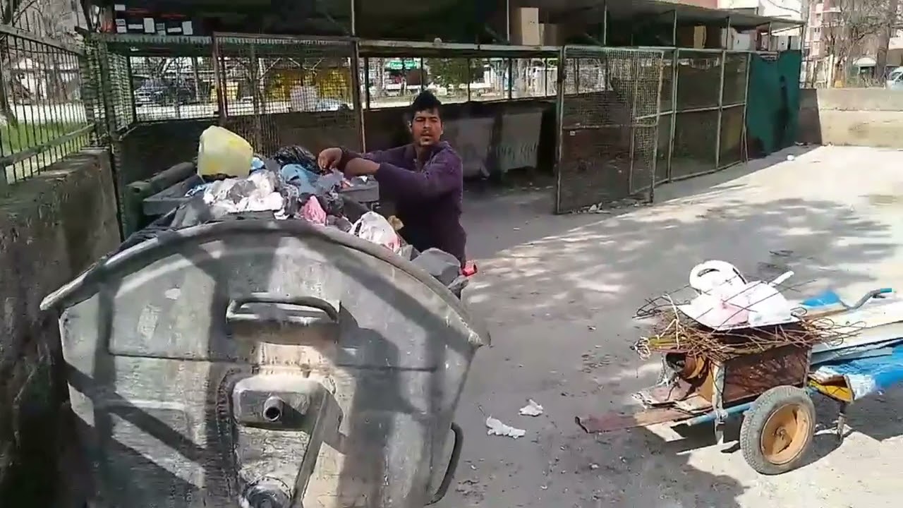 РОМИТЕ ВО  БИТОЛА НА 21 ВЕК БАРА ЛЕБ ЗА СВОИТЕ ДЕЦА И ТОА ВО ДВОРОТ НА БОЛНИЦА