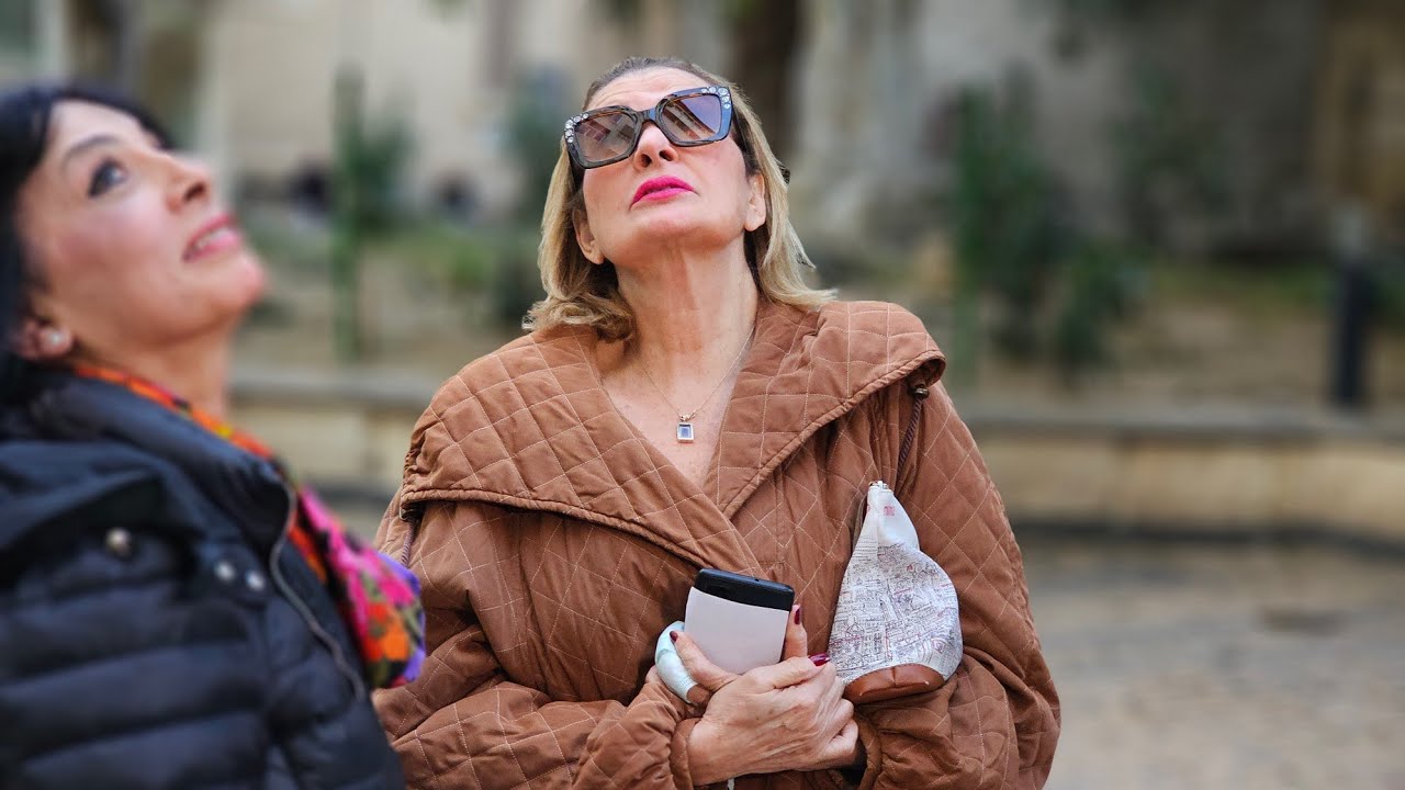 كوميديا .. شوف الفنانة يسرا عملت ايه لما سمعت صوت غراب فوقها وهي بتعمل لقاء تلفزيوني !