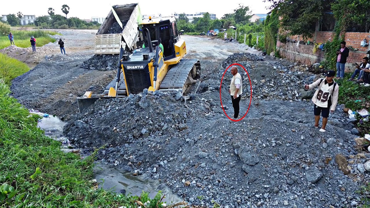 Amazing Landfilling Using Skills Bulldozer SHANTUI DH17c3 pro pushing stone with 25.5t Dump trucks.