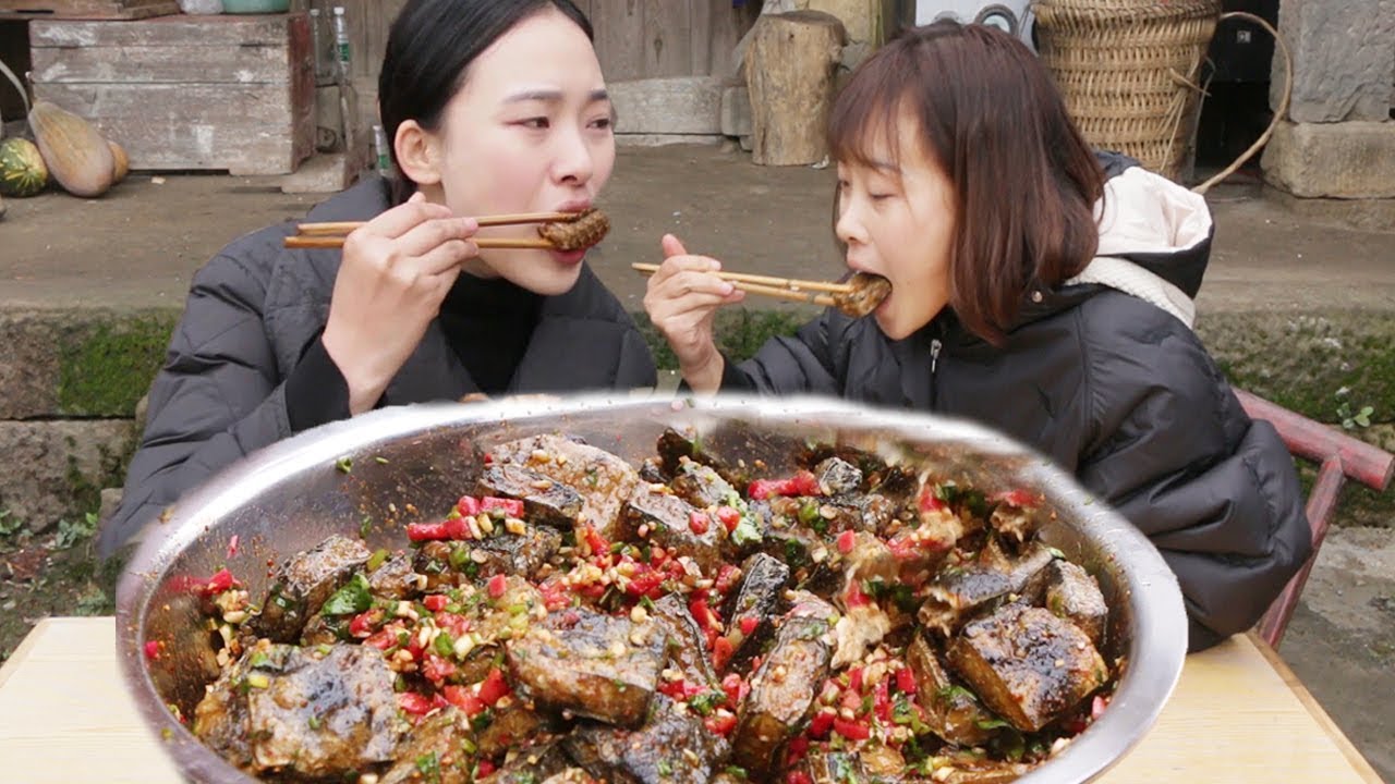 秋妹和姐姐做了臭豆腐，一次做100多個，放入一碗油辣子，真過癮【顏美食】