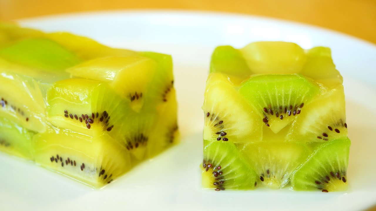 Kiwi Fruit Aspic キウイフルーツのアスピック （またはゼリーテリーヌ　羊羹ではない）