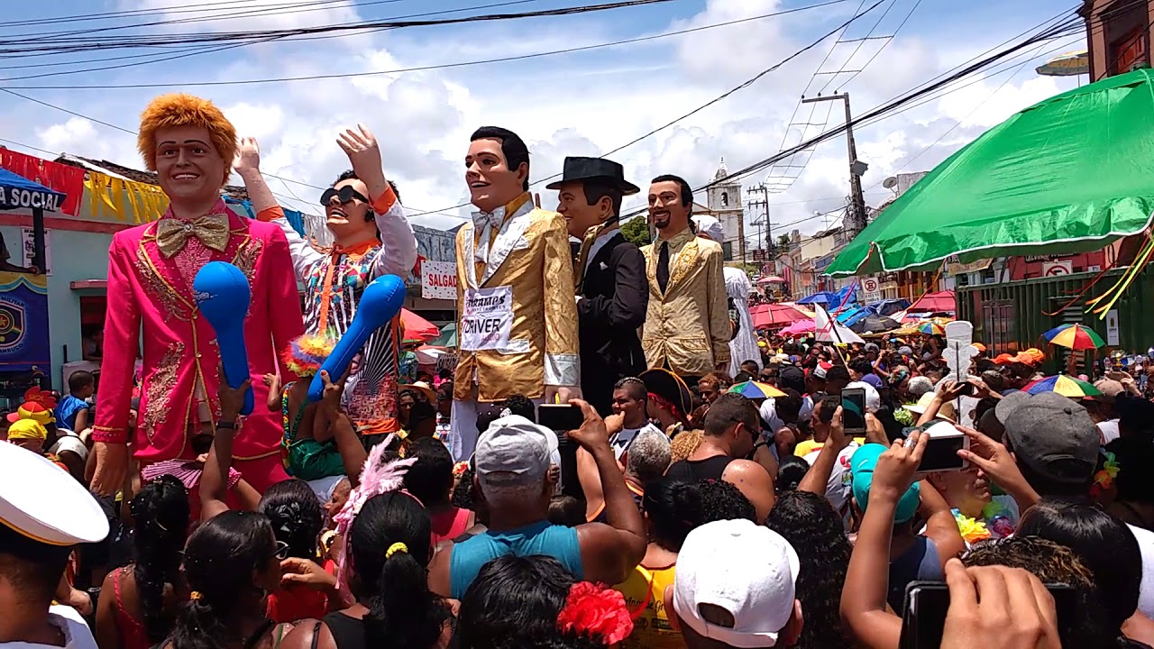 Encontro de bonecos gigantes no largo do Amparo Olinda carnaval 2018