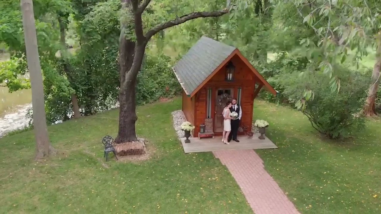 The Little Log Wedding Chapel in Niagara Falls Canada