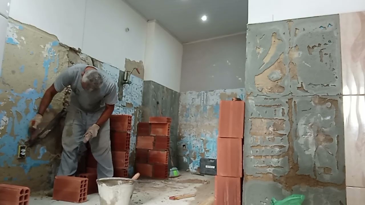 Primeira parte da reforma de uma cozinha com bancada de porcelanato 