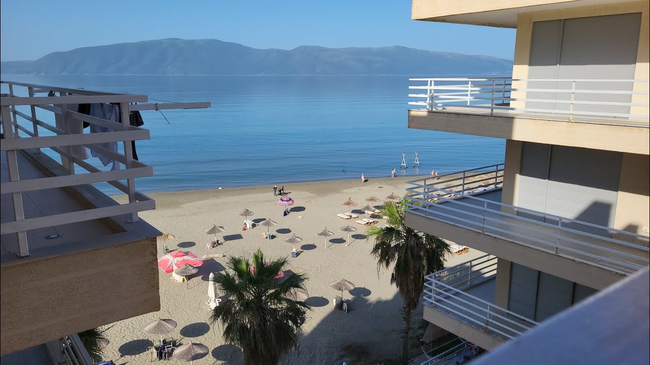Leżaki i płynne śniadanie  - Vlorë Albania 2025