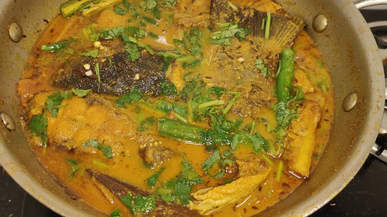 Rui macher jhol 😍,Rohu fish🐠 curry🍛,  simple spices,pure happiness😍Nothing beats homemade fish curry
