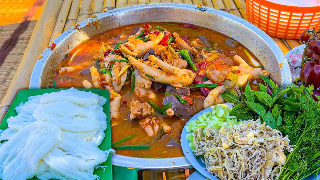 ซดข้าวปุ้นฮ้อนๆ น้ำยาตีนไก่แซ่บๆ เส้นเหนียวนุ่มแกล้มผักสด