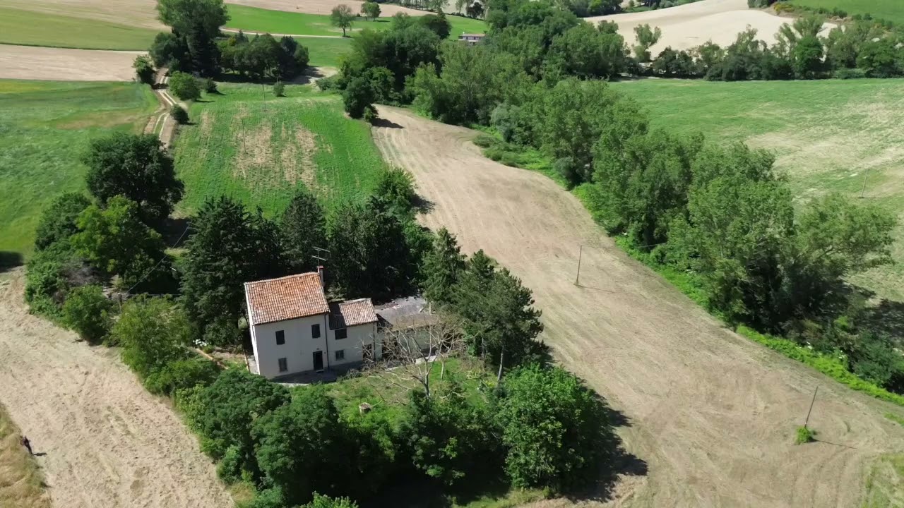 Vendesi casale nelle Marche a Mondavio