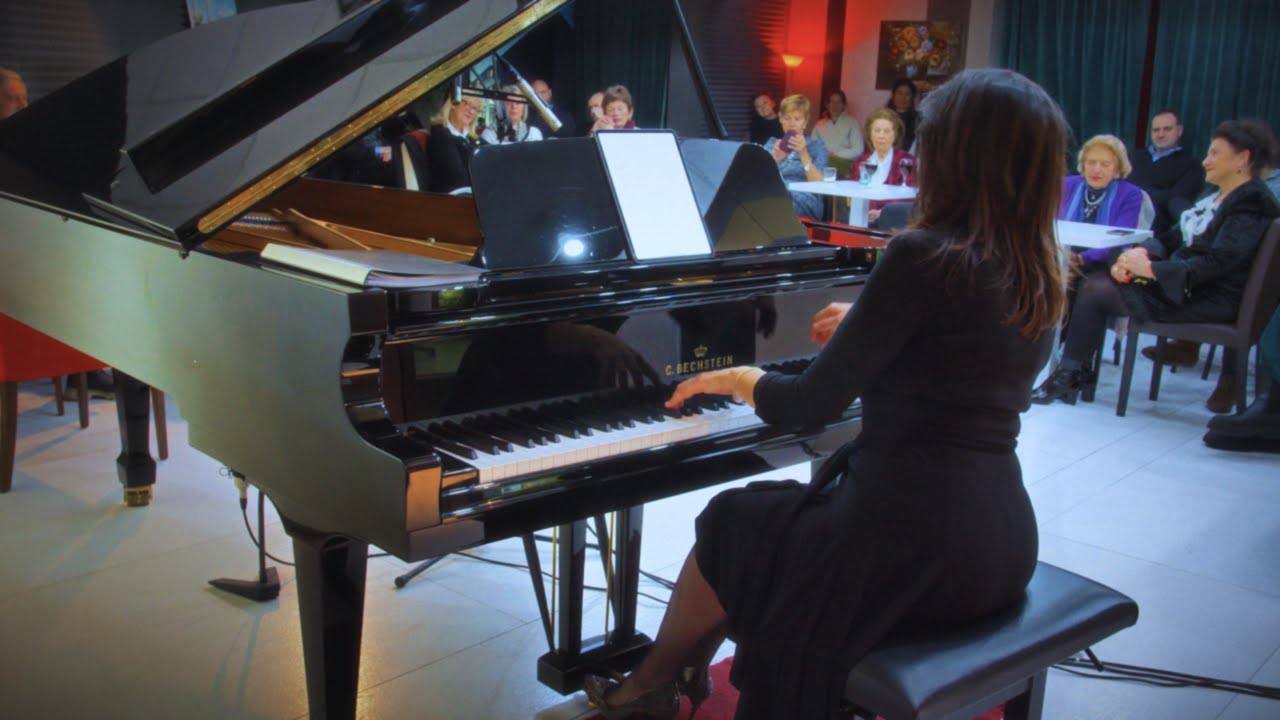 Božićna magija uživo 🎹 Tatjana &Scaron;urev - Away in a Manger | Tikark Studio