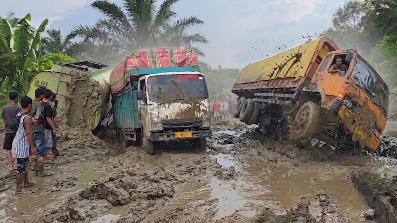 Jalan Yang Mustahil Dilewati || Banyak Truck Muatan Overload Nyaris Terbalik Di Jalan Berlumpur