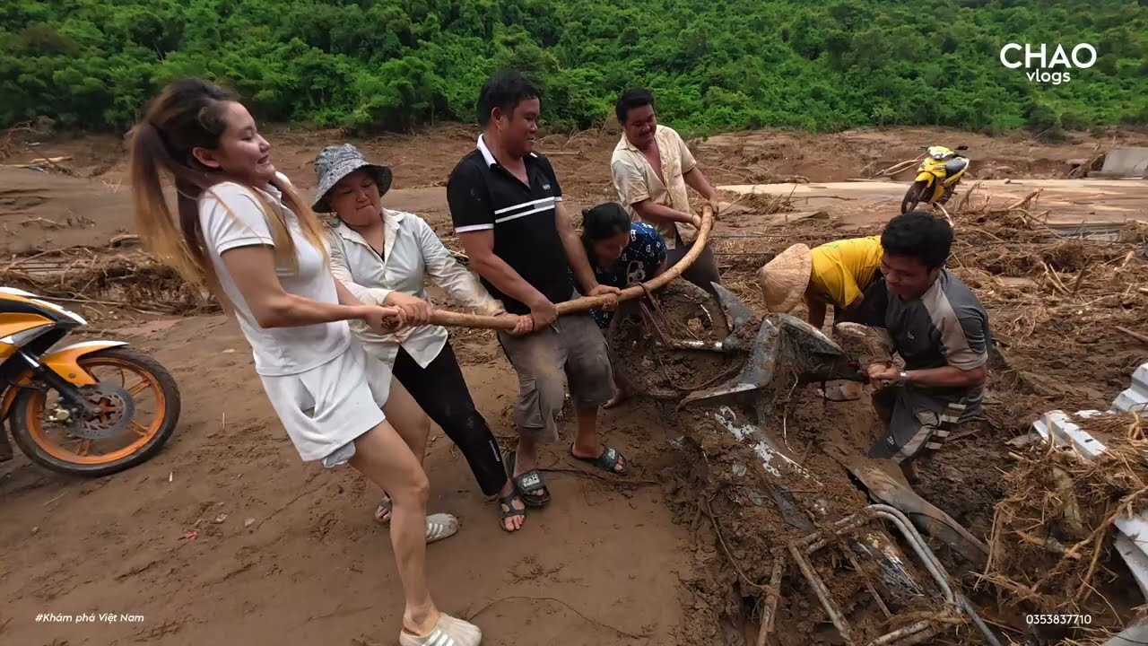 Đào Xe Máy, Két Sắt, Chăn Màn Đủ Thứ Dưới Lớp Bùn Đất Dày Cả Chục Mét..!!!