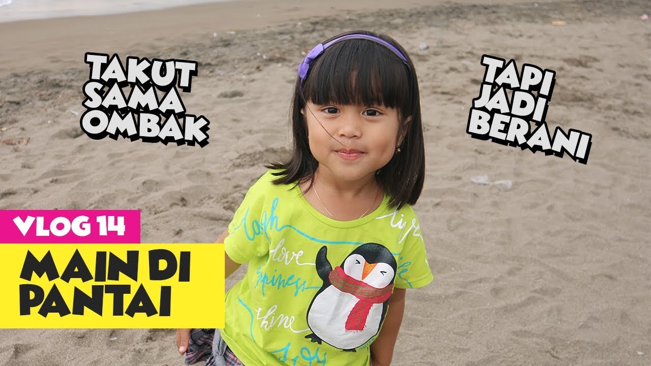 #Vlog14 Dede Senja Bermain dan Dikejar Ombak  - swimming in the beach -takut  Ombak akhirnya Berani