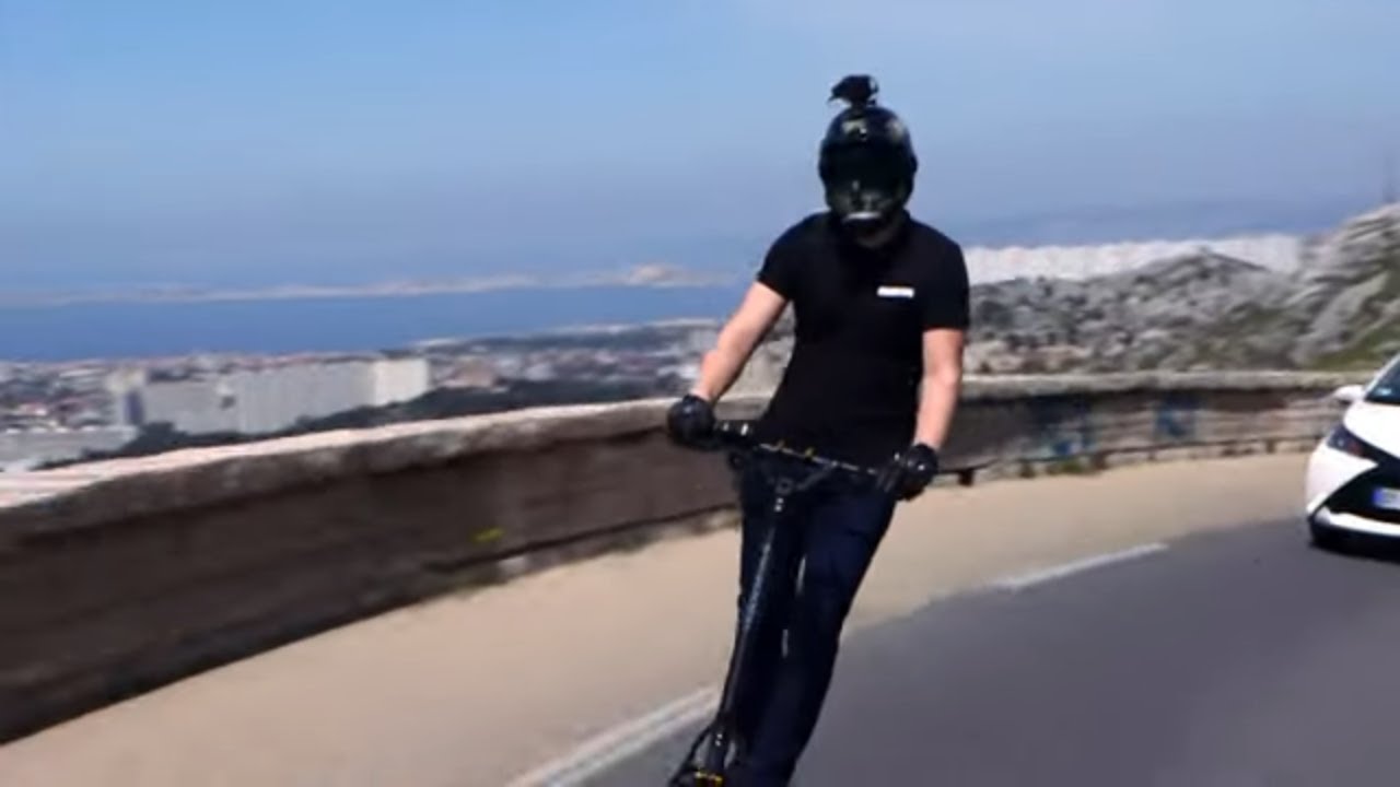 Il abandonne sa moto pour une trottinette
