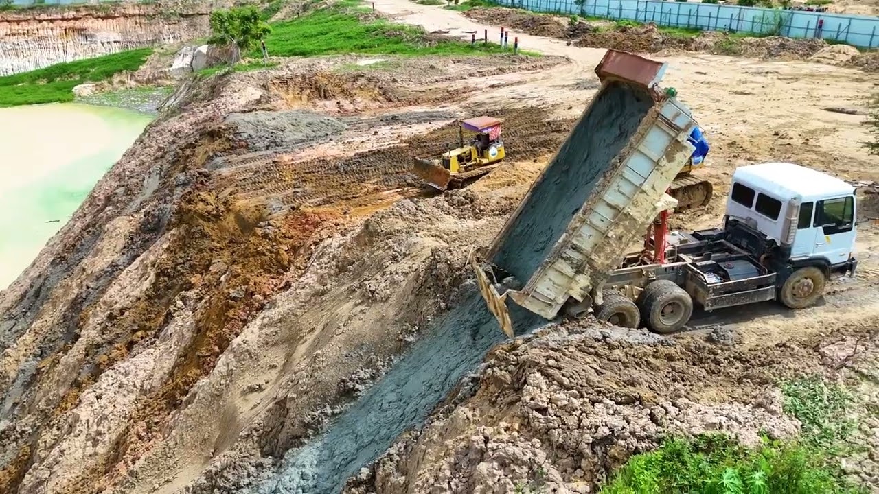 Part 04!The act of dumping soil and garbage into a deep pit with a team of machinery