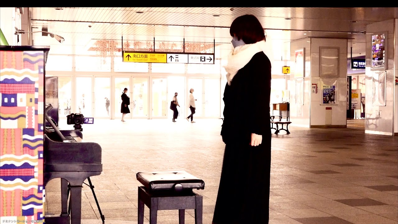 【感動】泣ける歌 駅ピアノで海外の名曲「カントリーロード」を突然演奏したら…