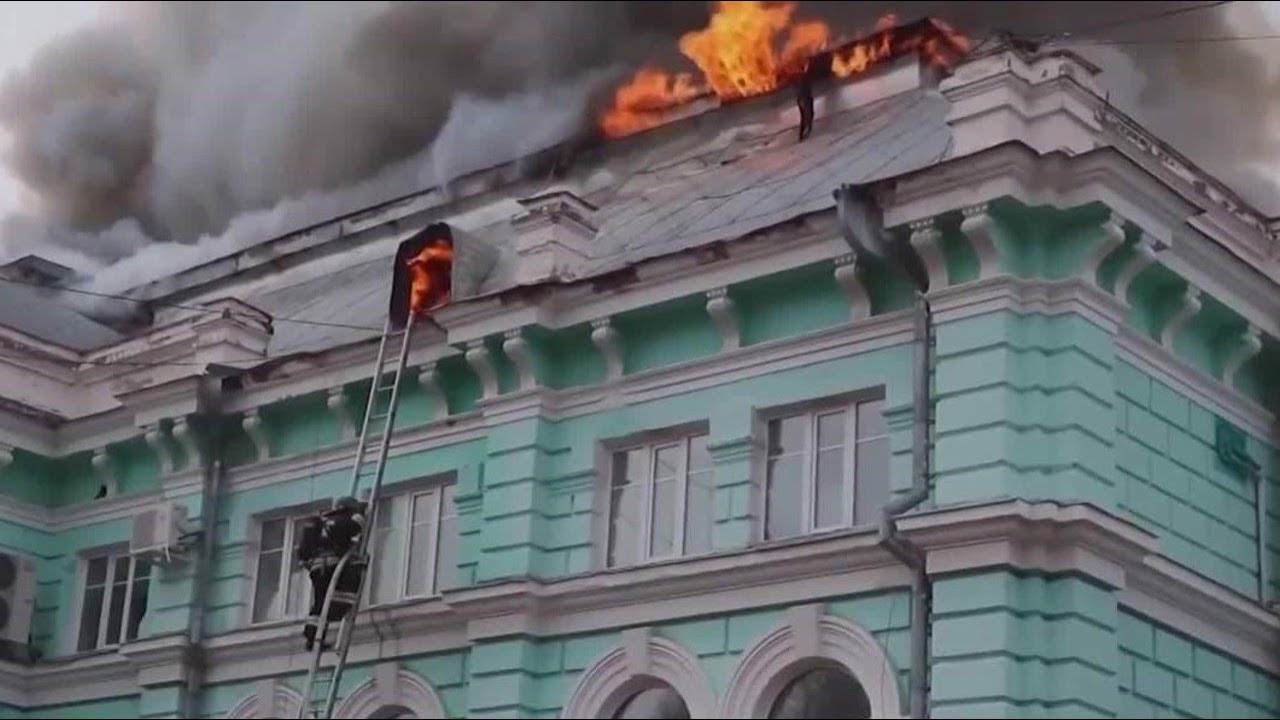 Surgeons in Russia successfully perform surgery during fire