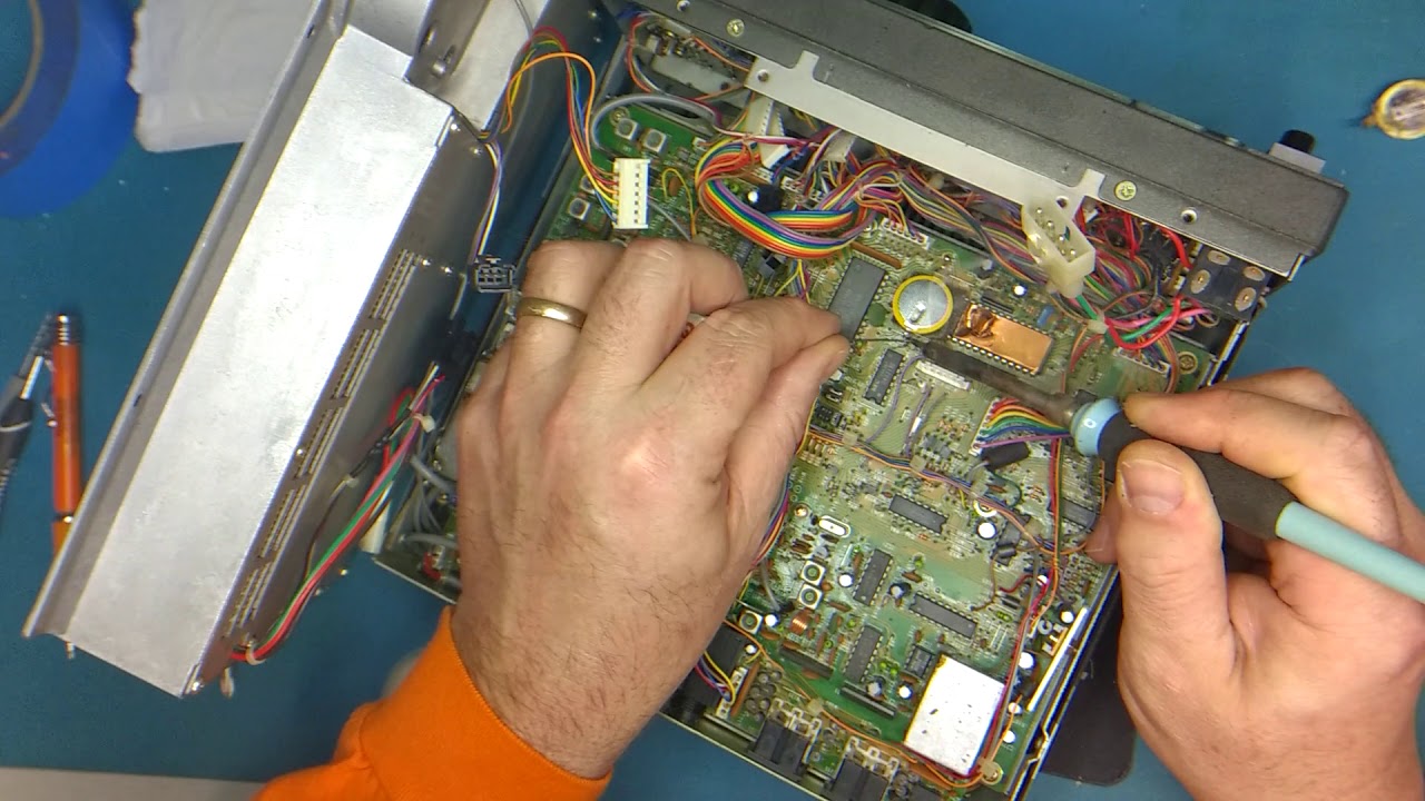 Replacing the vintage Icom IC-735 memory battery