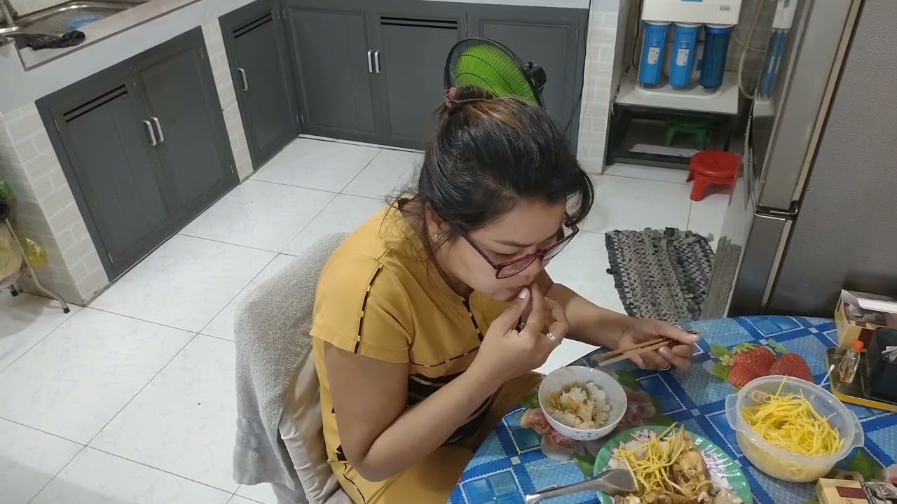 Cá hú kho hành ăn cùng với xoài sống băm nhỏ