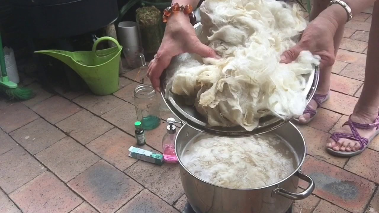 Dyeing fleece with food colour