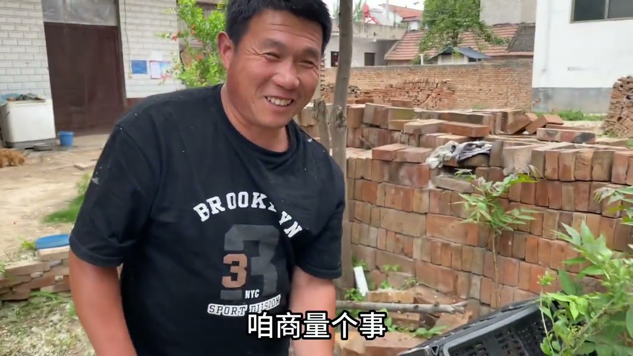 建华把家里头茬韭菜割了，大的让世豪烧烤用，剩下的给邻居们送去#用抖音记录农村真实生活