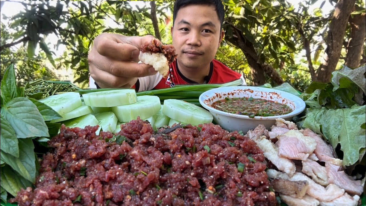 ลาบก้อยขมๆ♨️ย่างเนื้อเสือร้องไห้♨️ข้าวเหนียวฮ้อนๆแซ่บหลายเด้อ😋😋😋￼