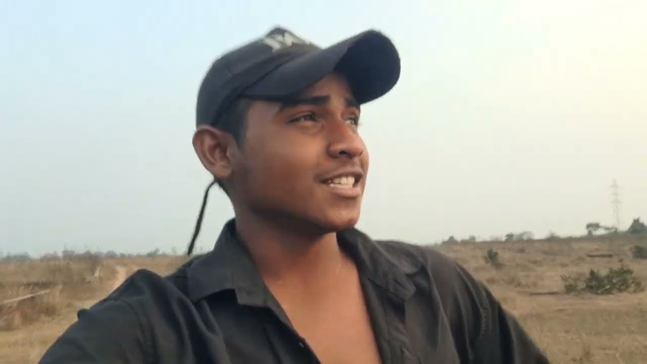 गांव तरफ हाथी का झुण्ड आया है | A herd of elephants has come towards the village.