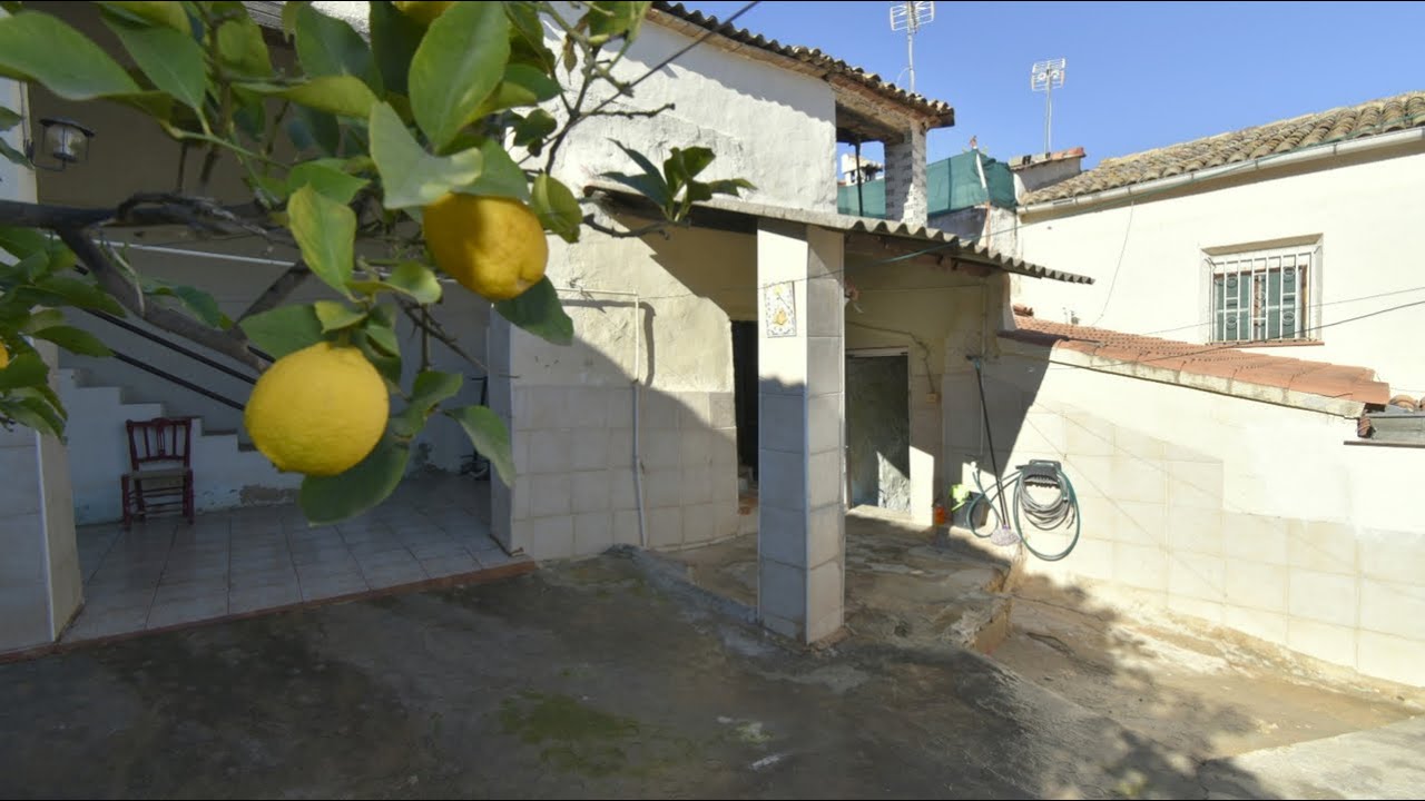 122.000€ 4-bedroom townhouse with 2 patios in Xátiva, Valencia