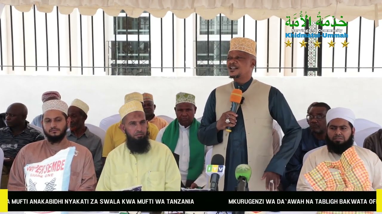 Mkurugenzi wa Da awah akikabidhi nyakati za Swala kwa Mufti wa Tanzania Shekh Abubakar Zuber