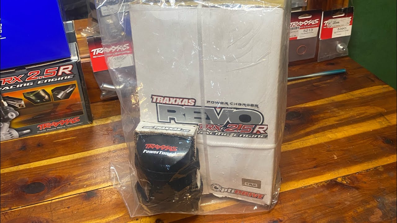Одна из самых крутых старых моделей Traxxas Revo 2.5R, которые я когда-либо видел!!!!