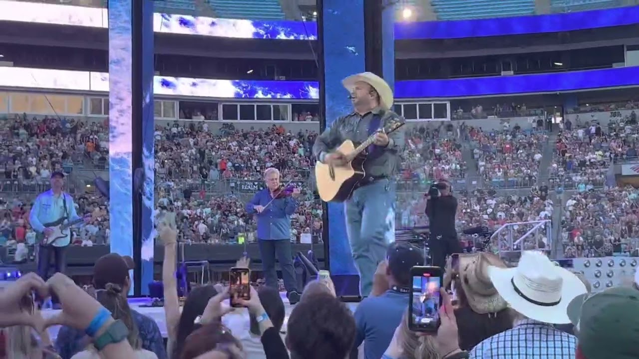Garth Brooks - Charlotte Night 1 - “Beaches of Cheyenne”
