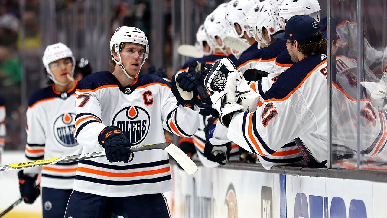 McDavid sneaks one in for his 400th point