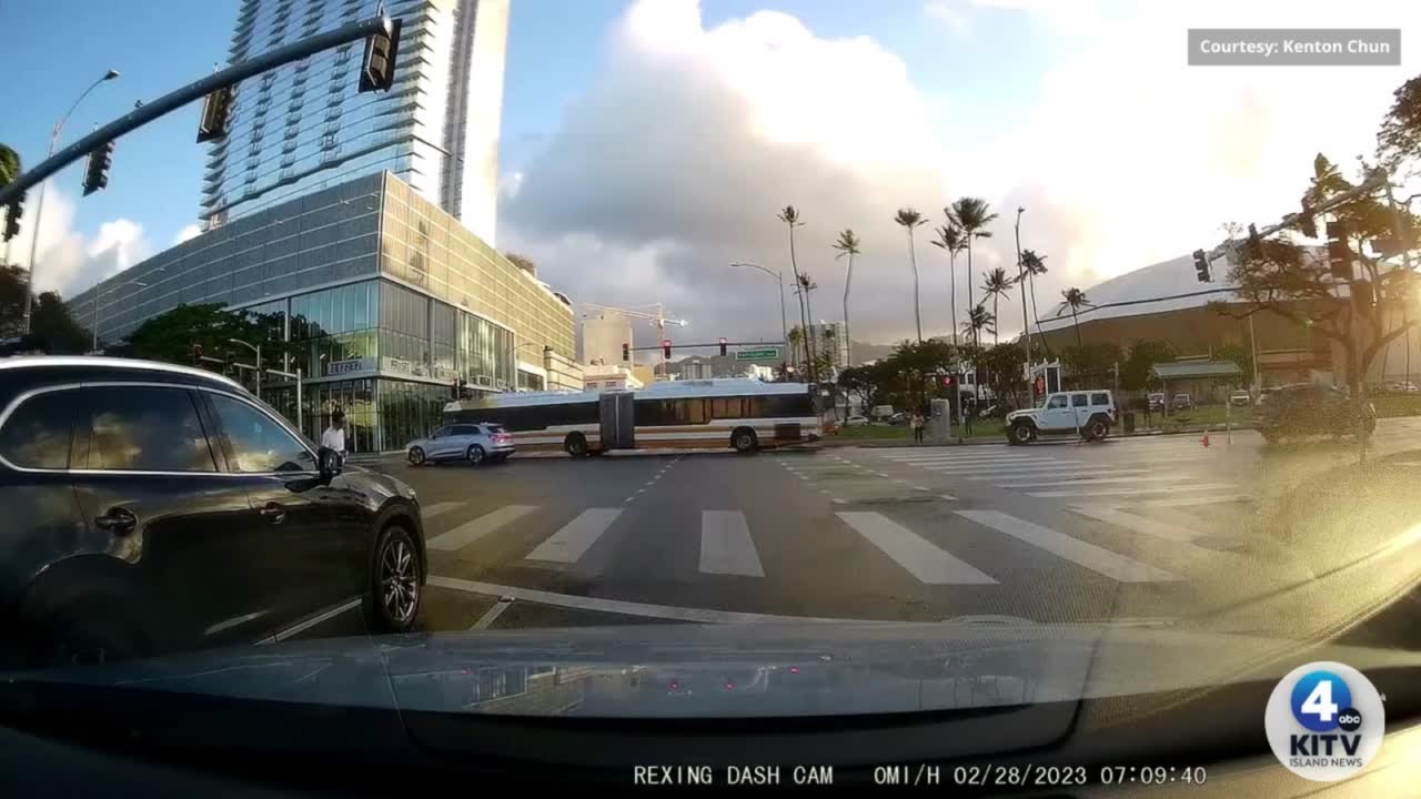 Dashcam captures moment winds topple traffic light on Kapiolani Boulevard