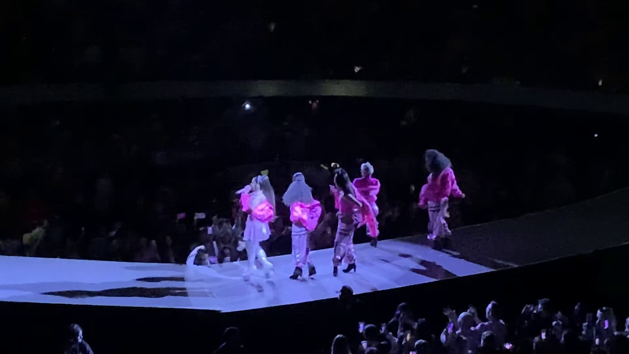 7 rings - Ariana Grande live at the STAPLES Center
