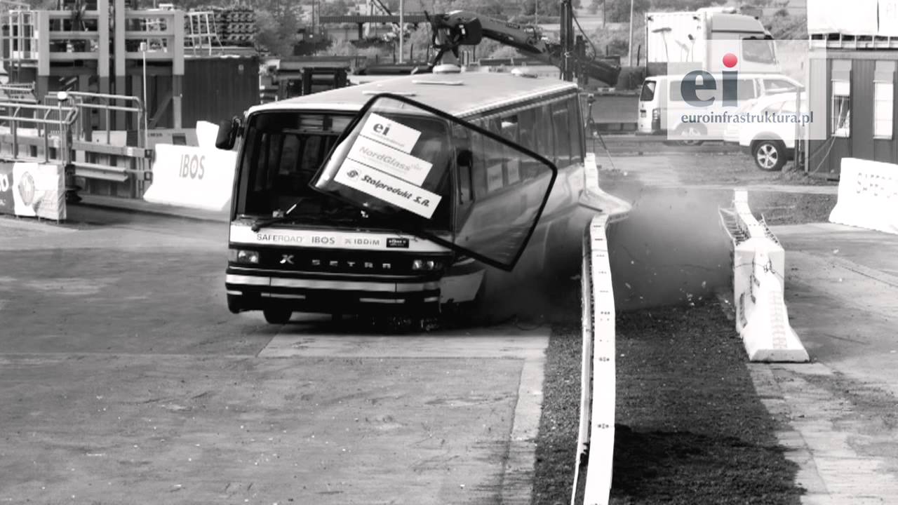 Crash test autobusu / uderzenie w barierę Megarail SK / prędkość 70km/h